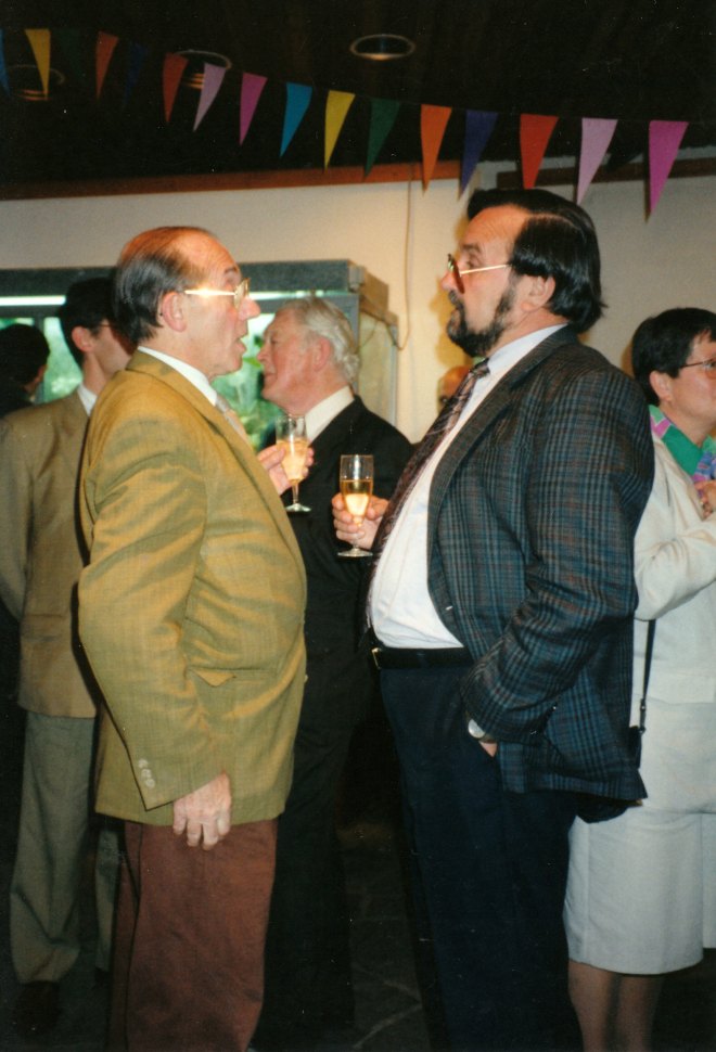 Twee boezemvrienden Walther Mariën en Prof. W. Van Cotthem in een ernstig gesprek. Op de achtergrond Prof. J. Maton.