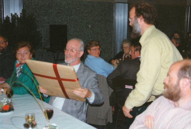 Overhandiging van het geschenk door Paul Goetghebeur.Op de achtergrond: Cathy De maire, Diane Van Oudenhove, Adelin Van Heuverswyn. Vooraan rechts: Martin Hermy