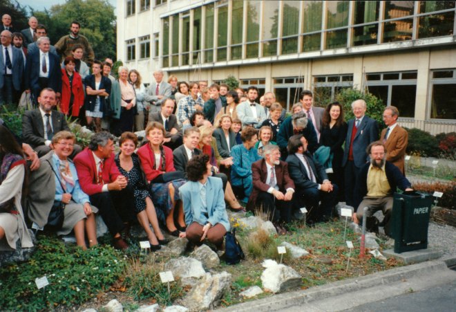 Groepsfoto van collega's, oud-studenten en personeel van Prof. P. Van der Veken.