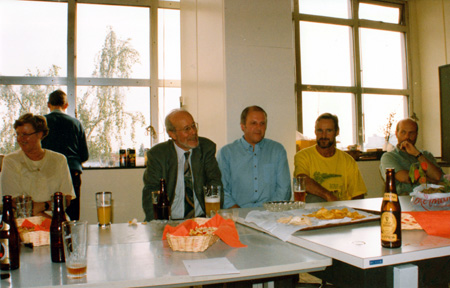 Cathy De maire, Prof. Van der Veken, Adelin Van Heuverswyn, Eric Coppejans, Martin Hermy. Op de achtergrond zorgt Dirk Rosseel voor de drankjes.